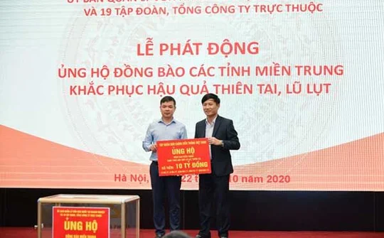 VNPT ủng hộ 10 tỷ đồng hỗ trợ 5 tỉnh miền Trung khắc phục hậu quả bão lụt