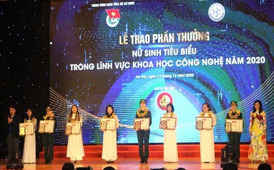Trao phần thưởng cho 20 nữ sinh KHCN tiêu biểu năm 2020