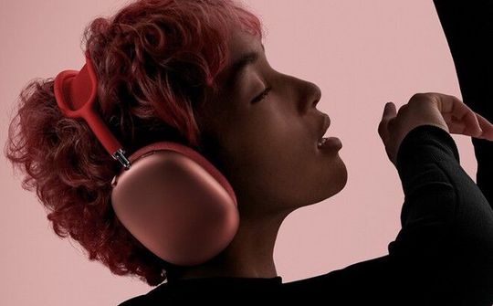 Apple trình làng tai nghe AirPods Max, giá 549 USD