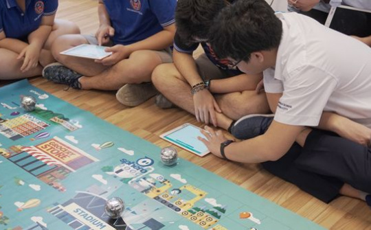 Học sinh trung học viết code, chế tạo robot để làm quen với "tương lai số"