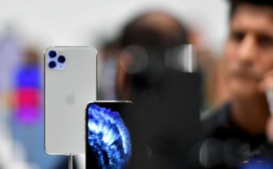 Apple đang từng bước tránh phụ thuộc vào màn hình OLED của Samsung