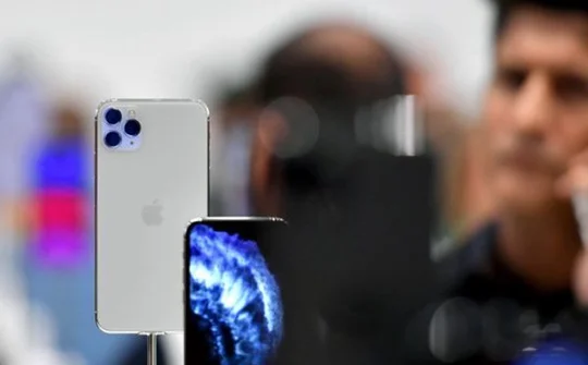 Apple đang từng bước tránh phụ thuộc vào màn hình OLED của Samsung