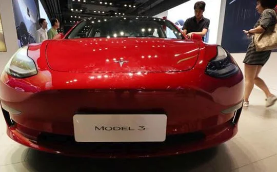 Tesla nguy cơ bị khách hàng khởi kiện
