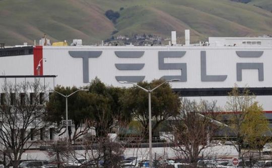 Tesla giảm 75% nhân sự nhà máy California vì Covid-19