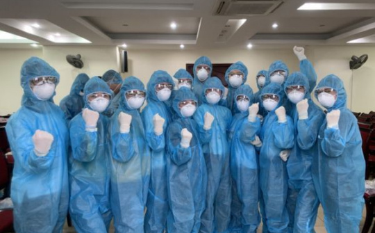 Sinh viên ĐH Y Hà Nội nhận "Heo vàng" do người dùng Ví MoMo quyên tặng