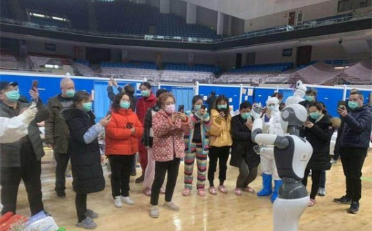 Robot có thể là người hùng trong cuộc chiến chống đại dịch COVID-19