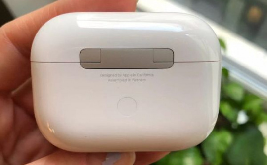 Hộp đựng AirPods Pro cho thấy đã được lắp ráp tại Việt Nam