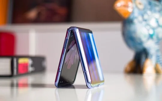 Không nên sử dụng miếng dán bảo vệ màn hình Galaxy Z Flip