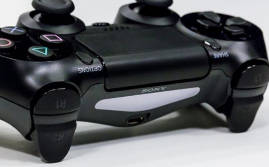 DualShock 4 chỉ có thể chơi với các game PS4 trên PS5