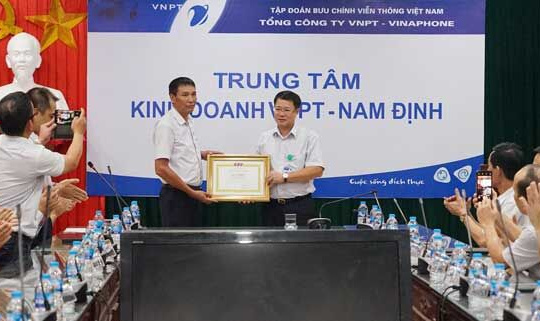 Trên đường công tác, người VinaPhone cứu sống 2 em nhỏ ngã xuống sông