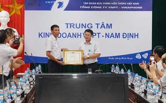 Trên đường công tác, người VinaPhone cứu sống 2 em nhỏ ngã xuống sông