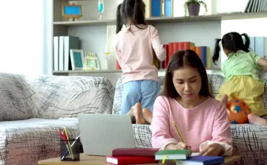 COVID-19 bị kết tội "kìm chân" phụ nữ làng công nghệ 