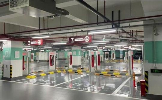 Tesla ra mắt trạm sạc điện lớn nhất thế giới