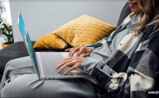 Lenovo ra mắt laptop Yoga Slim 7 Carbon 14” màn hình OLED nhẹ nhất thế giới