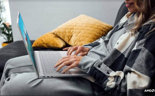 Lenovo ra mắt laptop Yoga Slim 7 Carbon 14” màn hình OLED nhẹ nhất thế giới
