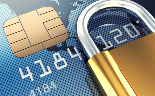 Vì sao khi mua sắm trực tuyến nên dùng thẻ tín dụng hơn là thẻ ghi nợ?