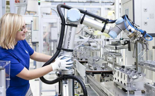 Con người có thể làm việc bên cạnh robot thay vì "bị đối xử như robot"