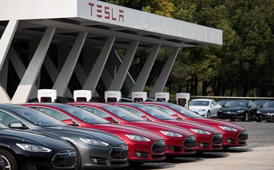 Ứng dụng Tesla ngừng hoạt động khiến chủ sở hữu không thể rời xe