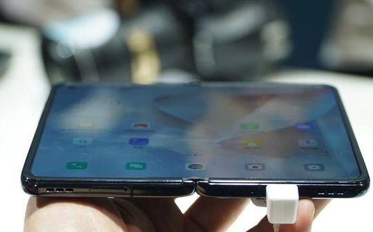 Oppo ra mắt smartphone Find N trang bị màn hình gập