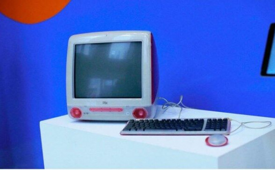 Máy tính và NFT của nhà sáng lập Wikipedia bán được gần 1 triệu USD