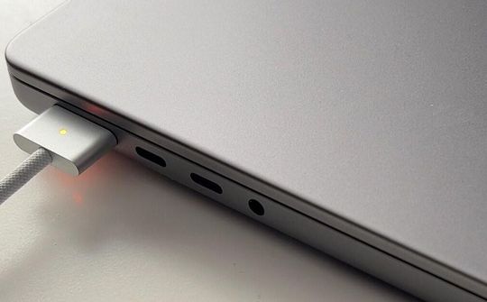 MacBook Pro 16 inch gặp lỗi không thể sạc bằng MagSafe