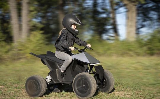 Tesla giới thiệu xe điện Cyberquad cho trẻ em