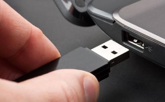 Nga chế tạo USB tự hủy khi bị hack