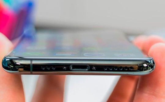 iPhone 13 có thể khôi phục iOS không cần cáp kết nối
