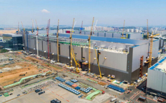 Samsung đầu tư 33,7 tỷ USD sản xuất bộ vi xử lý và màn hình ô tô 