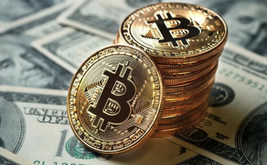 Bitcoin phá đỉnh, cán mốc 63.000 USD
