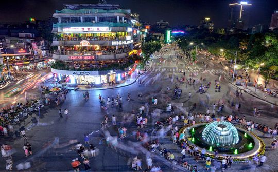 Hà Nội dừng phố đi bộ, thành phố Hồ Chí Minh huỷ bắn pháo hoa chống COVID-19