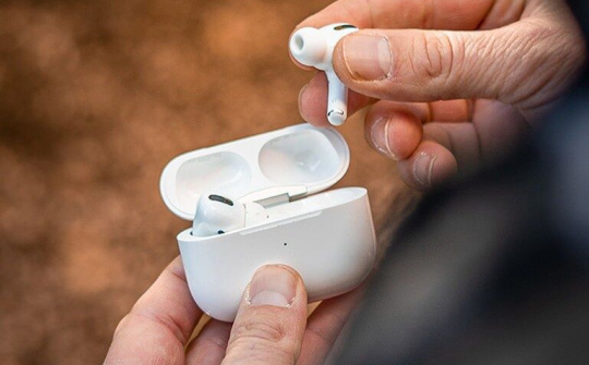 Apple cắt giảm sản lượng tai nghe AirPods