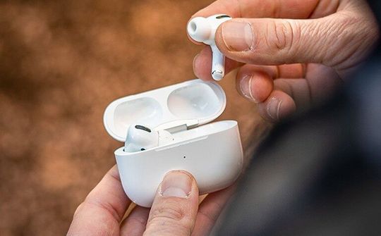 Apple cắt giảm sản lượng tai nghe AirPods