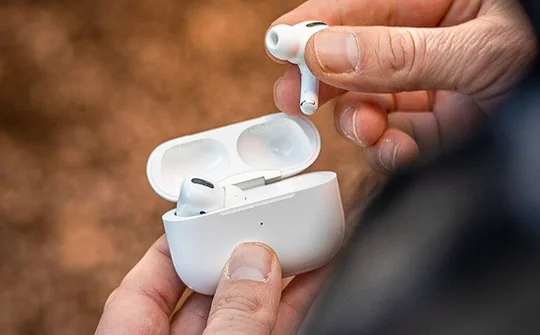Apple cắt giảm sản lượng tai nghe AirPods