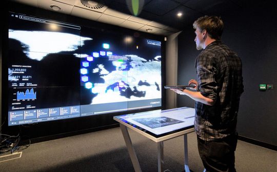 Microsoft hợp tác Darktrace chống lại các mối đe dọa an ninh mạng