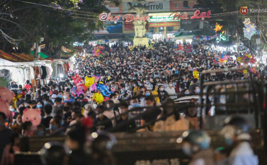 [Ảnh]"Rừng người" tiếp tục ken đặc ở chợ đêm Đà Lạt tối 1/5