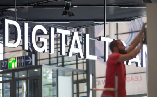 Chuyển đổi số: Tính xa, làm ngay, bắt tay từ việc nhỏ  