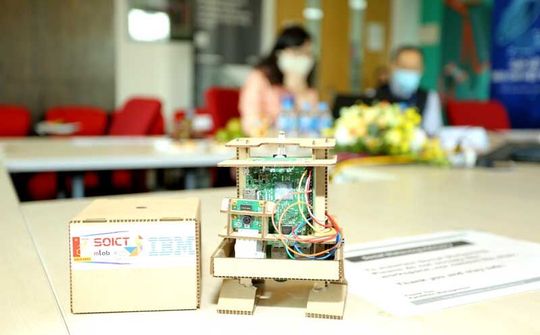 Tình nguyện viên giáo dục Việt Nam được IBM vinh danh với sáng kiến robot AI
