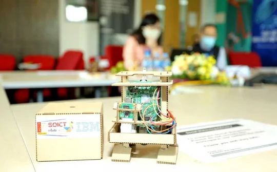 Tình nguyện viên giáo dục Việt Nam được IBM vinh danh với sáng kiến robot AI