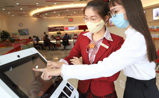 Hyperlogy triển khai thành công Kiosk Smart Self Service cho HDBank