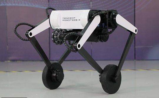 Tencent ra mắt robot biết nhào lộn, bưng cà phê 