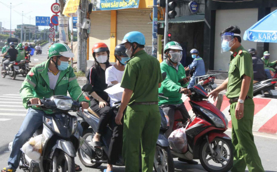 Doanh nghiệp chuyển phát "gồng mình" hoạt động xuyên giãn cách xã hội