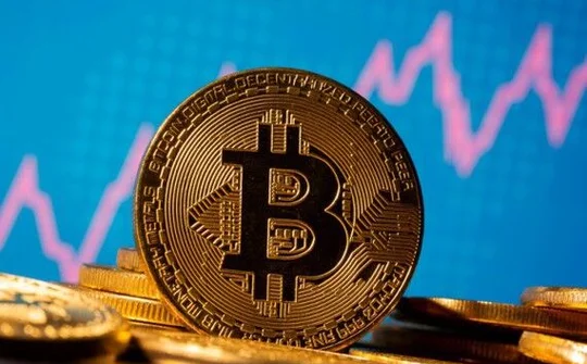 Bitcoin lao dốc về dưới 33.000 USD sau hàng loạt thông tin không tốt