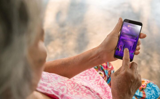 Người cao tuổi cũng học tiêu dùng qua app ngân hàng