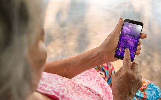 Người cao tuổi cũng học tiêu dùng qua app ngân hàng