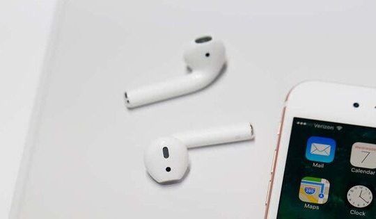 Mỹ: Thiếu niên tiêm vắc xin COVID-19 được tặng AirPod