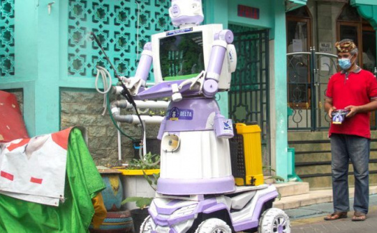 Đồ cũ "hóa thân" thành robot phục vụ đồ ăn cho người bị cách ly