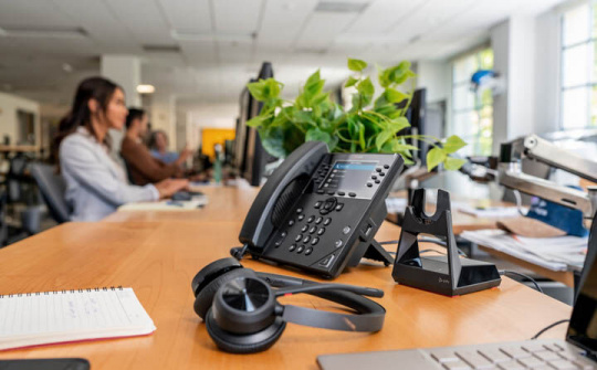 Poly giới thiệu dòng tai nghe Voyager 4300 UC Series mới