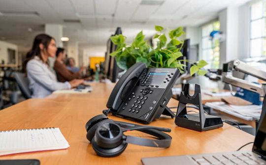 Poly giới thiệu dòng tai nghe Voyager 4300 UC Series mới