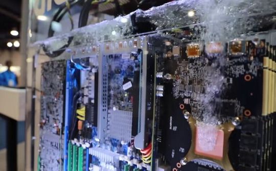 Intel Xeon sắp được làm mát bằng công nghệ Liquid Immersion Cooling mới